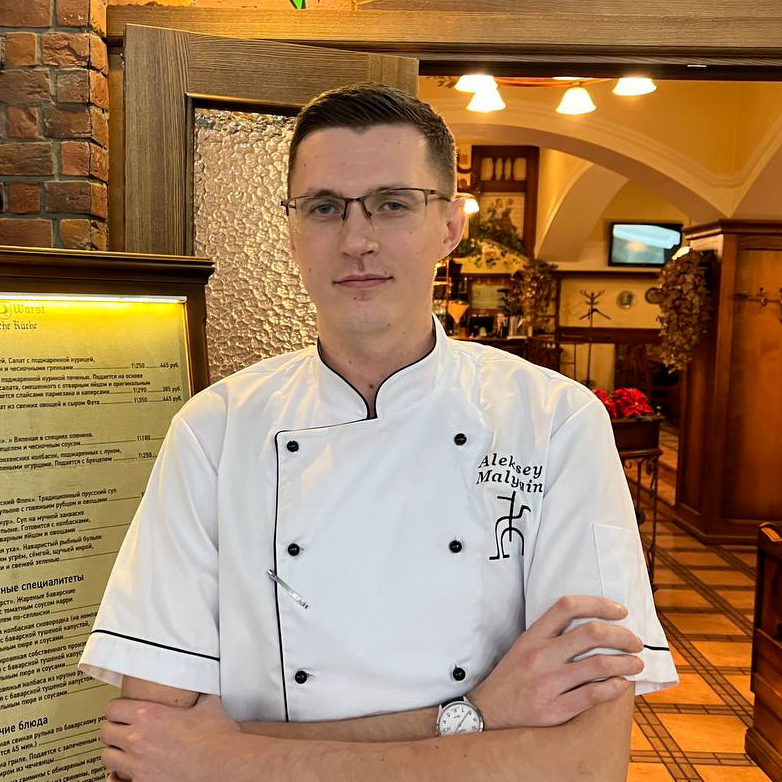 Меня зовут Александр Шиляев и я приветствую Вас в нашем ресторане! Калининградская область — это земля с многовековой историей, в которой, как в огромном котле перемешались культуры различных народов. Пруссы, германцы, русские, поляки, балты, скандинавы созда - вали культуру нашего края и нашу великолепную кухню. Я и мои коллеги рады представить вам лучшие блюда из того много - образия вкусов, которое зовётся немецкой и Кёнигсбергской кухней. Желаю Вам приятного отдыха и хорошего настроения! Александр Шиляев Шеф-повар